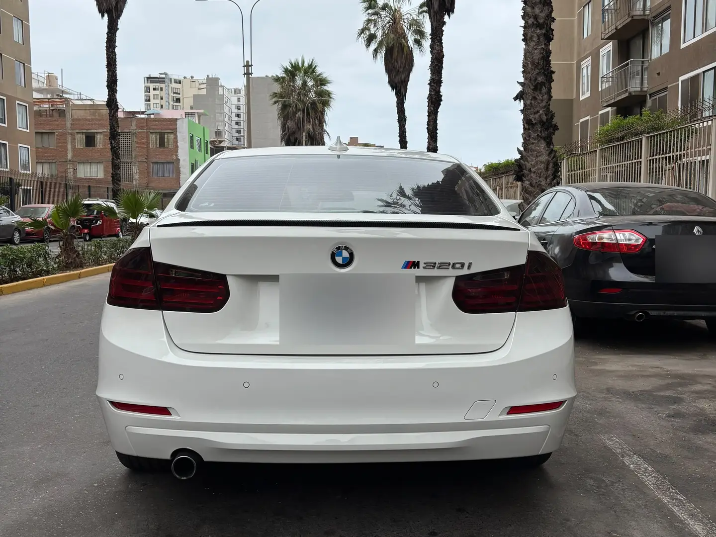 BMW 320i: Posterior
