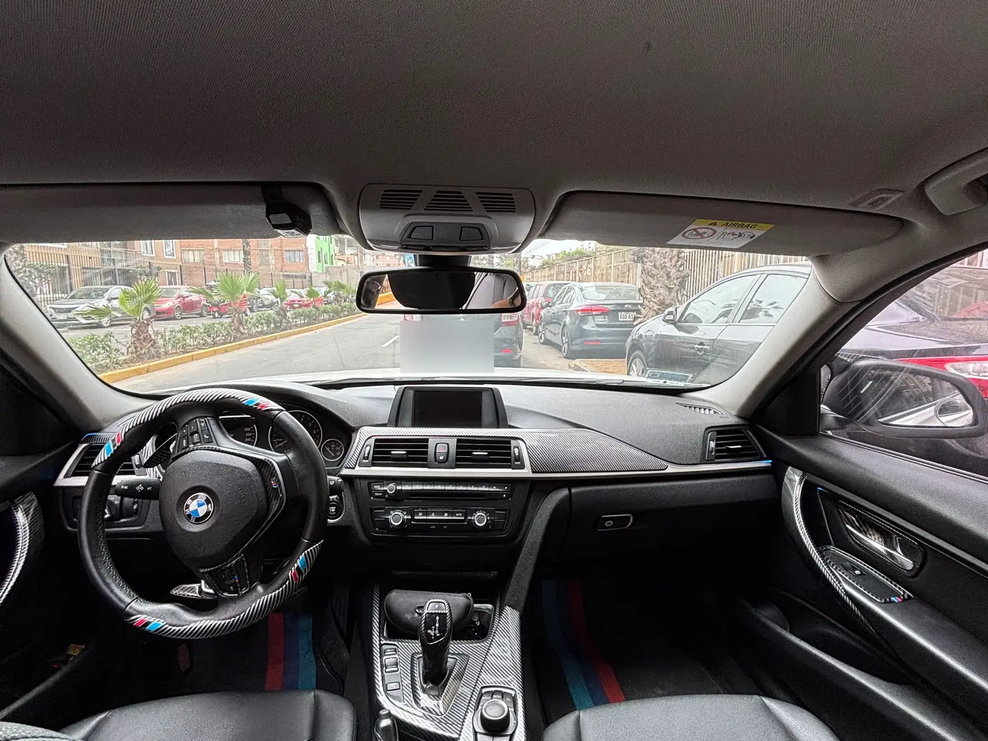 BMW 320i: Interior