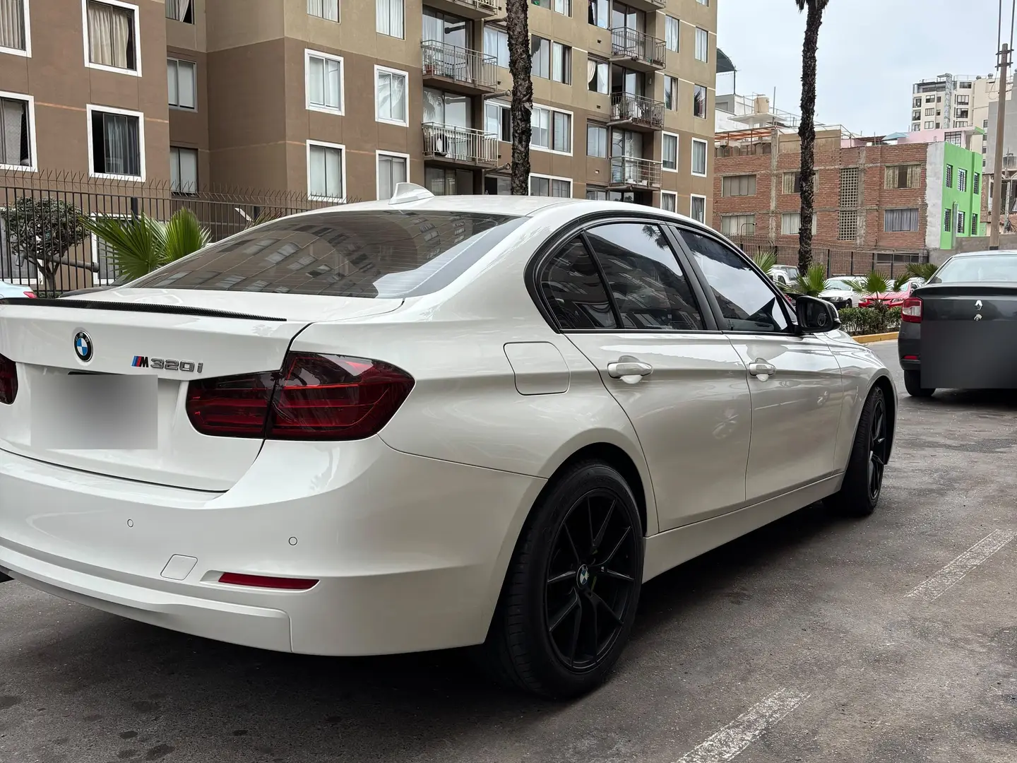 BMW 320i: Vista lateral